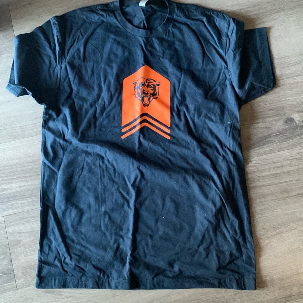 Chicago Bears Elevate t-shirt. Size L. Never worn.